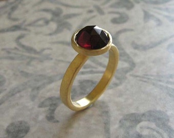 Anillo relleno de oro de 14k con granate, anillo solitario de piedra preciosa rellena de oro martillado orgánico