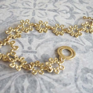 Gouden bloemenarmband