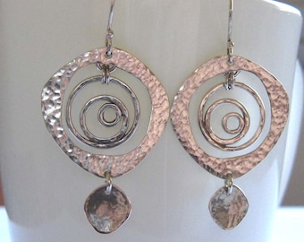 Pendientes colgantes de plata de ley martillada, diseño asimétrico
