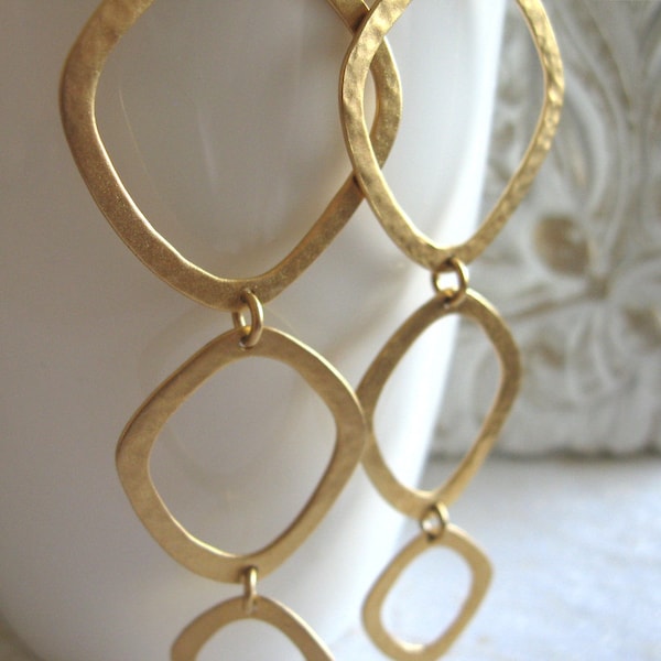 Pendientes largos de oro geométrico