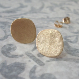 Gold Ohrstecker, Gold Quadrat Ohrstecker, Asymmetrische gehämmerte Ohrstecker
