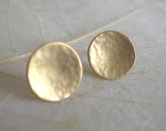 14k Solid gold disc studs , Gold circle post  earrings , Hammered gold disc stud earrings