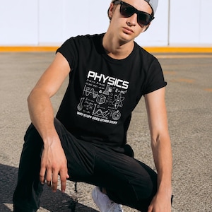 Könnte beinhalten: Schwarzes T-Shirt mit dem Wort "PHYSICS" in Weiß, zusammen mit wissenschaftlichen Diagrammen und dem Satz "WHY STUFF DOES OTHER STUFF." Die Person trägt eine Sonnenbrille und eine graue Baseballkappe.