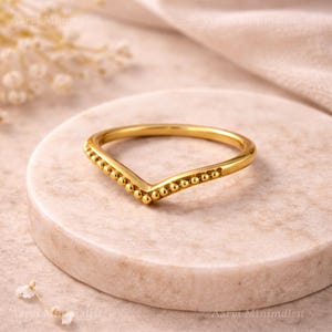 Pode incluir: Uma caneca de cerâmica branca com uma alça preta e o texto "But First, Coffee" em estilo manuscrito. A caneca está sobre uma superfície branca. A caneca tem 10 cm de altura.