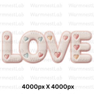 Könnte beinhalten: Ein weiches, weißes "LOVE"-Schild mit rosa Einfassung und gestickten Herzen in verschiedenen Farben. Die Buchstaben sind mit einem weichen, strukturierten Material gefüllt, wodurch ein dreidimensionaler Effekt entsteht. Die Herzen sind in Rosa-, Blau- und Gelbtönen gehalten.