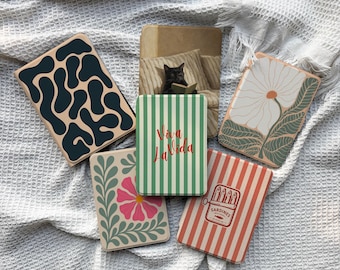 Funda retro para Kindle y Kobo con cubierta trasera transparente desmontable, cierre magnético trasero, función de encendido y apagado automático y correa de mano.