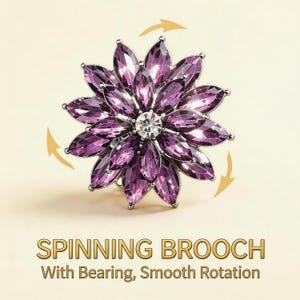 Könnte beinhalten: Blumenförmige Brosche mit lila Edelsteinblütenblättern und einem zentralen klaren Kristall. Die Brosche hat eine silberfarbene Metalleinfassung. Der Text unten lautet "SPINNING BROOCH With Bearing, Smooth Rotation."