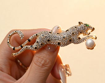 Broche léopard faite main épinglette de luxe en cristal guépard perle costume unisexe veste accessoire élégant animal bijoux cadeau