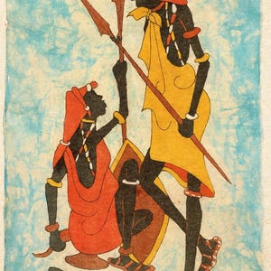 Pode incluir: Ilustração de duas figuras em trajes tradicionais, uma sentada e outra em pé, contra um fundo azul claro. As figuras usam roupas vermelhas e amarelas, segurando lanças e um escudo. A obra de arte tem um tema tribal.
