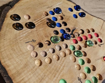 Juego de madera hecho a mano a partir de una rodaja de árbol: una pieza única y personalizable.