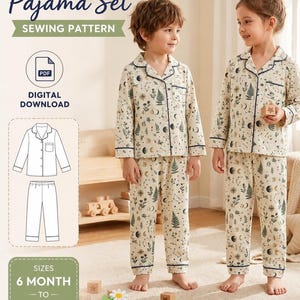 Op de afbeelding: Een digitaal PDF-naaipatroon voor een pyjamaset, bestaande uit een shirt met lange mouwen, een kraag en een bijpassende broek. De stof heeft een crèmekleurige achtergrond met een donkergroen en goudkleurig hemels en botanisch patroon.