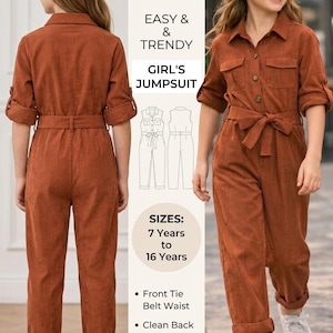 以下が含まれることがあります： フロントタイベルト、クリーンバック、ボタンダウンフロントの、錆色の女の子用ジャンプスーツ。画像には、「Easy & Trendy」というテキストと7歳から16歳までのサイズが記載された縫製パターンPDFが含まれています。