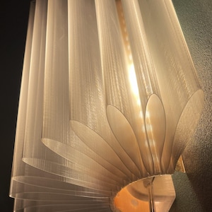 Daisy Wall Lamp – Modern Flower Sconce, Ambient Light, Minimalist Art