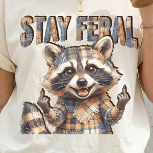Stay Feral Patchwork Raccoon PNG、Raccoon Shirt PNG Design、Feral Girl Trash Panda Faux Yarn png、Feral Mom Social Club、Raccoon Meme TShirt