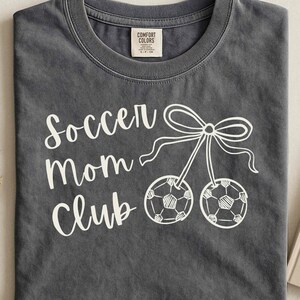 Fußball Mama Schleife PNG, niedliches Retro Cherry Coquette Shirt Design, Mama T-Shirt, Geschenk für Trainer Frau, meine Lieblingsjahreszeit, sofortiger digitaler Download