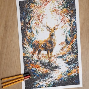 Op de afbeelding: Een kleurrijke kunstdruk van een hert in een bos. Het kunstwerk toont een gedetailleerde afbeelding van een hert met een groot gewei, omringd door bomen met levendig herfstgebladerte. De print staat op wit papier, met een houten oppervlak op de achtergrond.