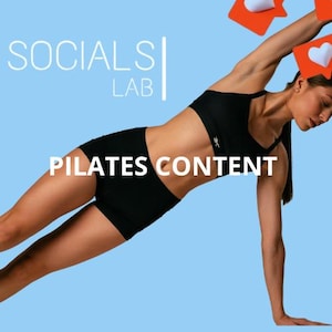 Op de afbeelding: Een vrouw in zwarte sportkleding voert een Pilates-oefening uit tegen een lichtblauwe achtergrond. De tekst "PILATES CONTENT" is in het wit weergegeven. De woorden "SOCIALS LAB" zijn ook in het wit zichtbaar.