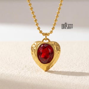 以下が含まれることがあります： 手書き風の「Welcome to our home」の文字が入った素朴な木製サイン。使い古したような仕上がりで、シンプルで魅力的なデザインは、玄関やポーチに最適です。