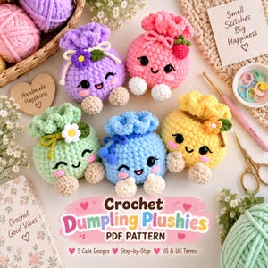 Op de afbeelding: Vijf kleurrijke gehaakte knoedel-knuffels met lachende gezichtjes, roze wangen en kleine voetjes. De knuffels zijn paars, roze, lichtgroen, blauw en geel, elk versierd met een klein bloemetje of aardbei. De afbeelding bevat de tekst Crochet Dumpling Plushies PDF Pattern, Small Stitches Big Happiness en Crochet Good Vibes.