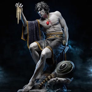 Puede incluir: Estatua de una figura de piel pálida con cabello oscuro, vestida con una túnica oscura y pantalones cortos con ribete dorado. La figura sostiene un objeto con forma de hueso y lleva un colgante rojo. Un gran martillo adornado descansa cerca.