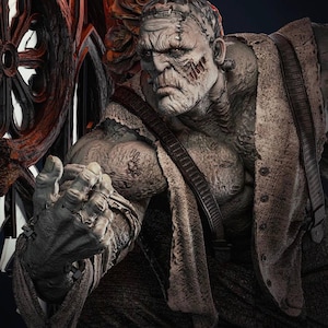 Peut inclure: Statue détaillée du monstre de Frankenstein, avec un front cousu, des cicatrices et une expression sévère. La figurine porte un manteau texturé et des bretelles, sur fond sombre. La statue a une apparence grise et vieillie.