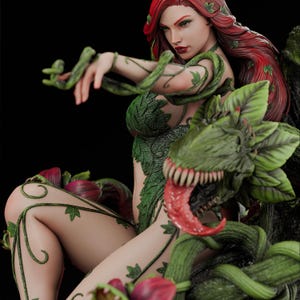 Może przedstawiać: Szczegółowa figurka kobiety z rudymi włosami, ozdobiona zielonymi liśćmi i pnączami. Siedzi, obok niej groźne stworzenie roślinne. Postać ma szczegółową twarz i nosi zielony strój z wzorem liści. Ogólna kolorystyka to zieleń, czerwień i odcienie skóry.