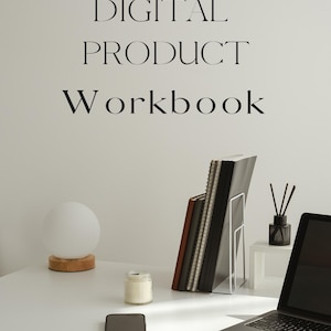 Könnte beinhalten: Ein Arbeitsplatz mit Laptop, Notizbüchern und Smartphone. Der Text "DIGITAL PRODUCT Workbook" ist an der Wand zu sehen. Eine Kerze, eine Lampe und ein Aromadiffusor sind ebenfalls vorhanden.