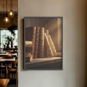Könnte beinhalten: Gerahmter Druck mit einer Sammlung antiker Bücher und Schriftrollen. Die Bücher sind in gealtertes braunes Leder gebunden, gestapelt und auf einem Regal angeordnet. Die Schriftrollen sind gerollt und mit Schnur gebunden. Die Szene wird von weichem, warmem Licht beleuchtet.
