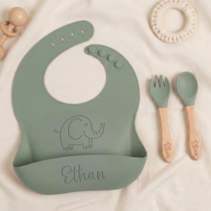 Set de alimentación para bebé personalizado de 3 piezas, tenedor, cuchara y babero de silicona con mango de madera personalizado, regalo para mamás primerizas para la alimentación complementaria, recién nacidos, baby shower o bautizo.