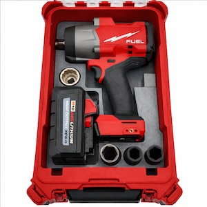 Puede incluir: Un kit de llave de impacto rojo y negro en una caja roja. El kit incluye una llave de impacto inalámbrica, una batería y varios vasos. La llave de impacto tiene la palabra "FUEL" impresa.