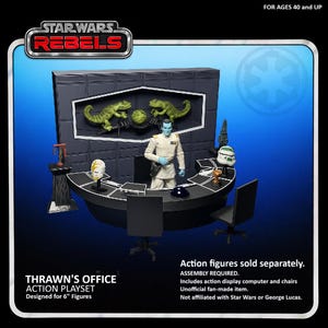 Könnte beinhalten: Ein Star Wars Rebels Thrawn's Office Action-Playset für 6" Figuren. Das Set verfügt über einen schwarzen Schreibtisch, Stühle und eine Kulisse mit dinosaurierartigen Figuren. Enthält Computer und Stühle. Für Personen ab 40 Jahren.
