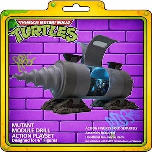 Può includere: Un playset Mutant Module Drill per action figure da 15 cm, confezionato in una scatola in stile retrò. Il playset è principalmente grigio con una punta di trapano su un'estremità e un vano apribile. La scatola presenta il logo Teenage Mutant Ninja Turtles.
