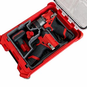Peut inclure: Un ensemble d'outils électriques rouges et noirs dans une mallette de transport rouge. L'ensemble comprend une perceuse, une visseuse à chocs et des batteries. L'étui a un couvercle transparent et des inserts en mousse grise pour maintenir les outils en place.