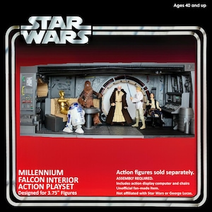 Könnte beinhalten: Millennium Falcon Innenraum-Action-Spielset für 3,75" Figuren. Das Spielset zeigt mehrere Star Wars-Charaktere, darunter Chewbacca, Obi-Wan Kenobi und Luke Skywalker. Das Spielset enthält einen Aktions-Display-Computer und Stühle. Alter 40 und älter.