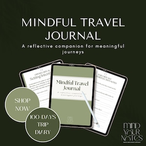Könnte beinhalten: Ein digitales Journal mit dem Titel "Mindful Travel Journal" und dem Slogan "Ein reflektierender Begleiter für sinnvolle Reisen". Das Bild zeigt ein Tablet mit geöffnetem Journal, einen Stift und zwei weitere Tablets. Enthält die Schaltflächen "Jetzt kaufen" und "100-Tage-Reisetagebuch".