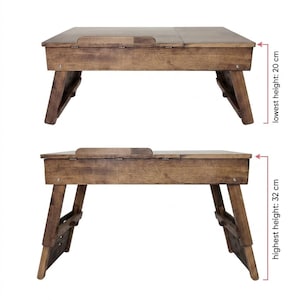 Op de afbeelding: Een houten laptoptafel met verstelbare poten. De tafel is bruin van kleur en heeft een scharnierend blad. De laagste hoogte is 20 cm, de hoogste 32 cm.