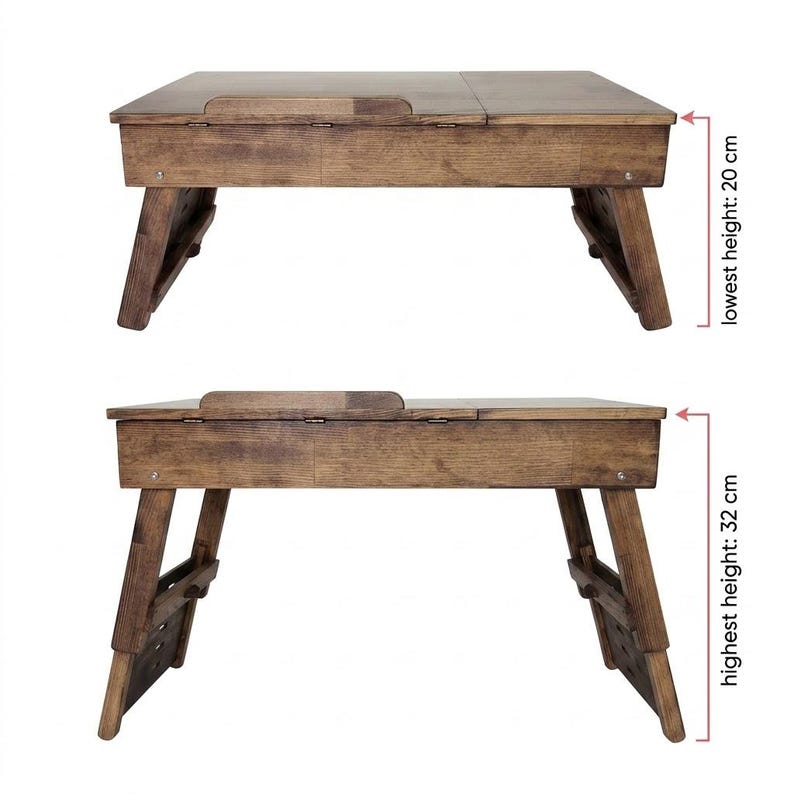Op de afbeelding: Een houten laptoptafel met verstelbare poten. De tafel is bruin van kleur en heeft een scharnierend blad. De laagste hoogte is 20 cm, de hoogste 32 cm.