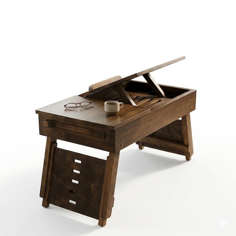 Op de afbeelding: Een houten laptoptafel met een donkerbruine afwerking. De tafel heeft een kantelbaar blad, een kleine lade, een kopje koffie en een bril. De tafel is ontworpen om te worden gebruikt tijdens het zitten of in bed. Afmetingen in centimeters.
