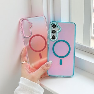 Könnte beinhalten: Zwei transparente Handyhüllen mit einem rosa-blauen Farbverlauf. Eine Hülle hat einen roten Kreis und ein Minuszeichen, die andere einen türkisfarbenen Kreis und ein Minuszeichen. Die Hüllen werden von einer Hand gehalten.