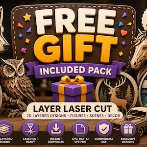 Pu&ograve; includere: Una grafica digitale con il testo FREE GIFT INCLUDED PACK e LAYER LASER CUT. L'immagine mostra design a strati 3D di un lupo, un gufo, un cavallo, un cervo, un faro e un'auto, insieme a un pacco regalo viola con fiocco giallo e icone.