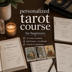 Puede incluir: Un curso de tarot personalizado para principiantes con 12 módulos escritos, lecciones en PDF, ejercicios de cuaderno y orientación personalizada 1:1. Incluye una guía de estudio, un cuaderno con notas manuscritas y tres cartas del tarot: La Estrella, La Sacerdotisa y La Fuerza.