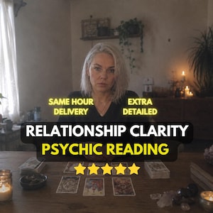 Peut inclure: Une personne aux cheveux clairs est assise derrière une table en bois avec des cartes de tarot, des bougies et des cristaux. Le texte indique : SAME HOUR DELIVERY, EXTRA DETAILED, RELATIONSHIP CLARITY PSYCHIC READING, avec cinq étoiles jaunes.
