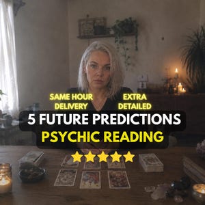 Può includere: Una persona con capelli chiari seduta a un tavolo di legno con carte dei tarocchi, candele e cristalli. Il testo recita: SAME HOUR DELIVERY, EXTRA DETAILED, 5 FUTURE PREDICTIONS PSYCHIC READING, e cinque stelle gialle.