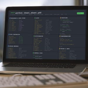 Pode incluir: Um laptop exibindo uma folha de dicas de Python em uma mesa de madeira. Um teclado e um mouse brancos est&atilde;o em primeiro plano. A tela mostra trechos de c&oacute;digo em um tema escuro. O fundo est&aacute; desfocado.
