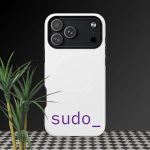 Peut inclure: Coque de téléphone blanche avec un module caméra noir et le mot "sudo_" en violet. L'étui a un design circulaire au dos. Le fond est un motif à carreaux noir et gris.