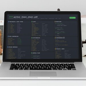 Pode incluir: Um laptop prateado exibe uma folha de dicas do Python. A tela mostra trechos de c&oacute;digo categorizados em t&iacute;tulos como Vari&aacute;veis, Listas e Fun&ccedil;&otilde;es. O texto "python cheat_sheet.pdf" &eacute; vis&iacute;vel no topo.