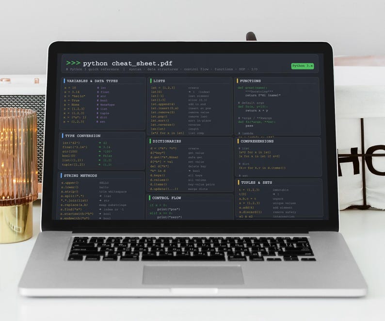 Pode incluir: Um laptop prateado exibe uma folha de dicas do Python. A tela mostra trechos de c&oacute;digo categorizados em t&iacute;tulos como Vari&aacute;veis, Listas e Fun&ccedil;&otilde;es. O texto "python cheat_sheet.pdf" &eacute; vis&iacute;vel no topo.