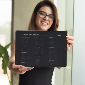 Pode incluir: Uma pessoa segurando um tablet preto exibindo um cheat sheet Python. A tela mostra trechos de c&oacute;digo e o texto "python cheat_sheet.pdf". A pessoa est&aacute; usando &oacute;culos e um vestido preto.