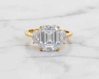 Gouden smaragd geslepen moissaniet verlovingsring, halve maan zijstenen