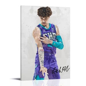 以下が含まれることがあります： 紫とターコイズのユニフォームを着たバスケットボール選手の水彩画風ポートレートのキャンバスプリント。選手は腕にタトゥーがあり、右下にサインがあります。